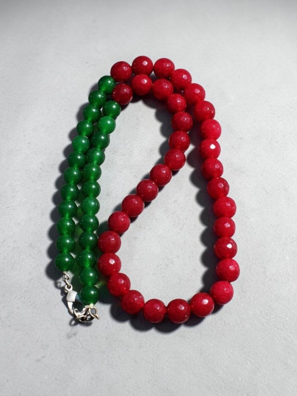 Single Strand 297 Carats Round Shape Green & Red Onyx Beads Necklace